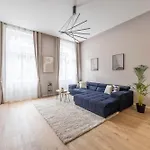Luxe & Charm Grand With 3bedrm, 3bathrm * Budapest