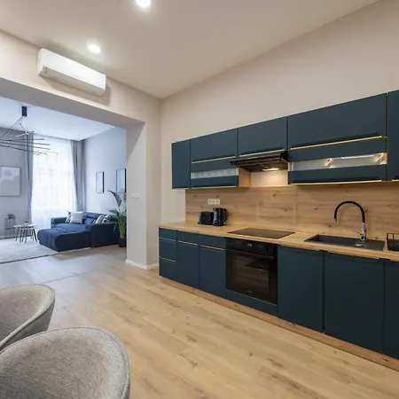 Luxe & Charm Grand With 3bedrm, 3bathrm Apartment Budapest