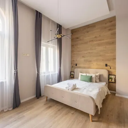 Luxe & Charm Grand With 3bedrm, 3bathrm Apartment *