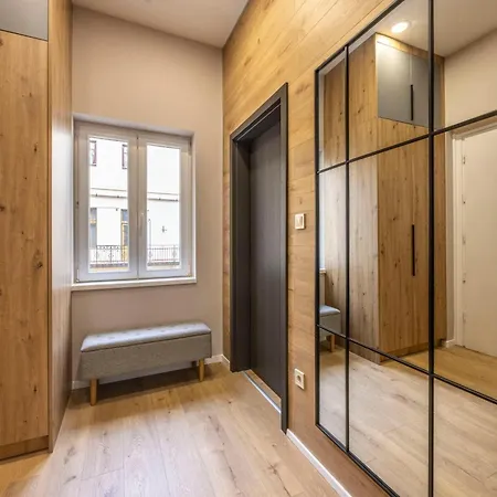 Luxe & Charm Grand With 3bedrm, 3bathrm Apartment Budapest