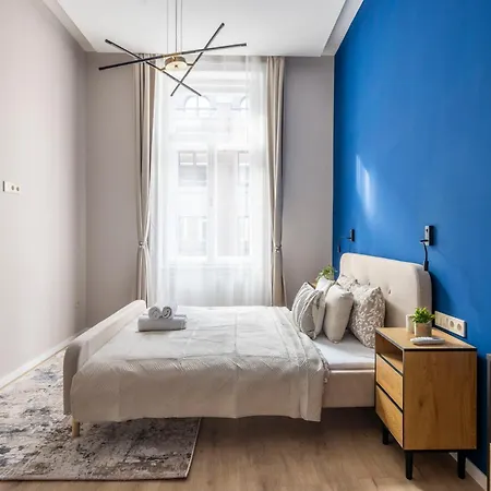 Luxe & Charm Grand With 3bedrm, 2bathrm Budapest