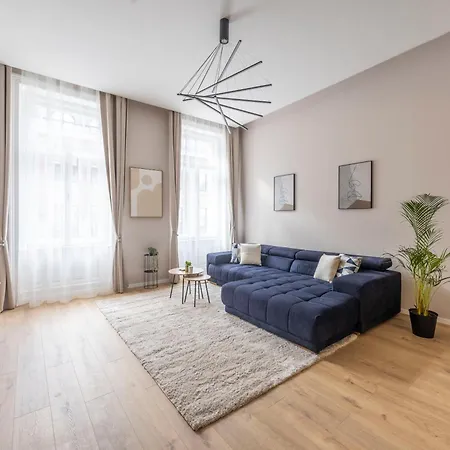 Luxe & Charm Grand With 3bedrm, 3bathrm * Budapest
