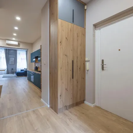 Luxe & Charm Grand With 3bedrm, 3bathrm Apartment Budapest