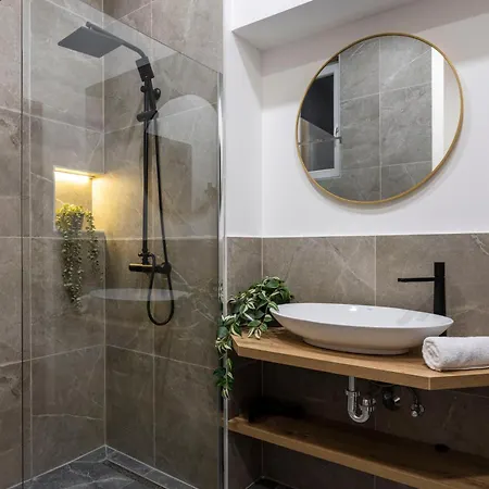 Luxe & Charm Grand With 3bedrm, 3bathrm Budapest