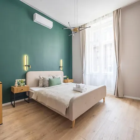 Luxe & Charm Grand With 3bedrm, 3bathrm Apartment