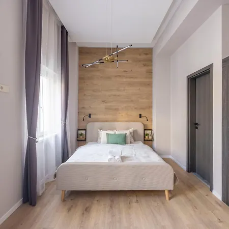 Luxe & Charm Grand With 3bedrm, 3bathrm Apartment *