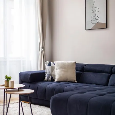 Luxe & Charm Grand With 3bedrm, 3bathrm Budapest