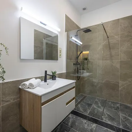 Luxe & Charm Grand With 3bedrm, 3bathrm Apartment *